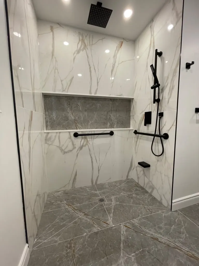 Marble-look shower with recessed niche and black fixtures
